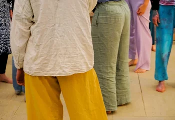 Deurstickers Tänzerinnen in farbigen weiten Hosen und Oberteilen auf Bühne  © Anette