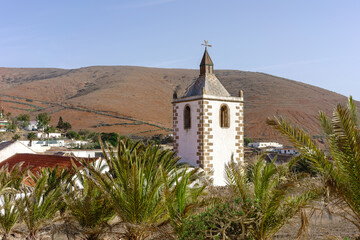 Glockenturm der Kathedrale Santa María de Betancuria in Betancuria auf der Insel Fuerteventua, Kanarische Inseln - obrazy, fototapety, plakaty