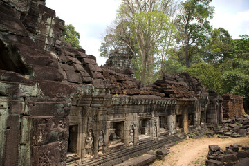 Naklejka premium Angkor Wat temple Ta Phrum view on a cloudy autumn day