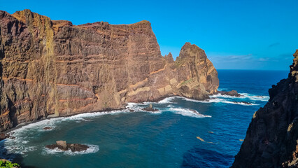 Obraz premium Panoramic view of majestic Atlantic Ocean coastline at Ponta de Sao Lourenco peninsula, Canical, Madeira island, Portugal, Europe. Coastal hiking trail along steep rocky rugged cliffs. Sea breeze. Awe