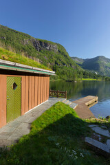 Naklejka premium Hütte mit Grasdach am Espelandsvatnet, Hordaland, Norwegen