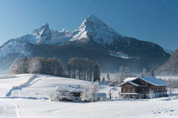 verschneite Landschaft, Bauernhof bei Stangaß, Watzmann, Berchtesgadener Land, Bayern, Deutschland