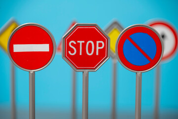 panneaux de signalisation code de la route, stop, sens interdit, interdiction de stationner