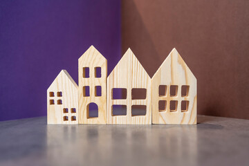 petites maison en bois sur fond de couleur