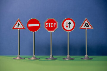 panneaux de signalisation routière, code de la route, sur fonds couleur