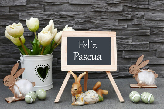 Tarjeta de Pascua Felices Pascuas. Un ramo de tulipanes, conejitos de Pascua y huevos con el texto Felices Pascuas.