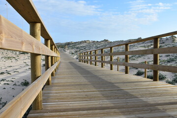 Pasarela de madera en playa de la Cortadura en Cádiz © Celia
