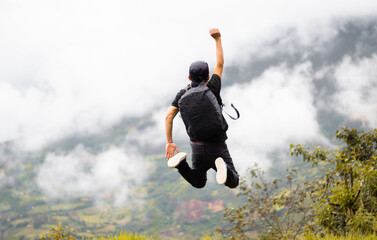 Turista con gorra y mochila Saltando hacia lo Desconocido Aventura en la Naturaleza, concepto de...
