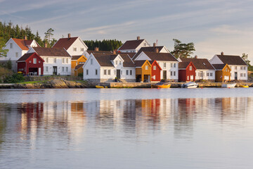 Fototapeta na wymiar traditionelle Häuser, Svennvikbukta, Spangereid, Vest Agder, Norwegen