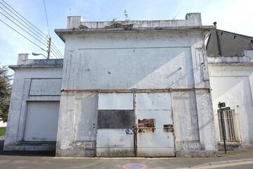 Ancien garage d&eacute;saffect&eacute; et abandonn&eacute;