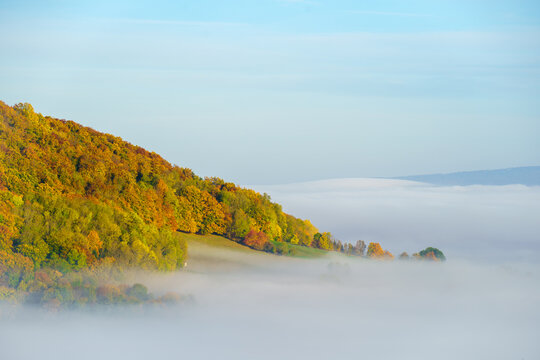 Eichsfeld entdecken. Blick von der Gelben Klippe zur in Nebel geh&uuml;llten und herbstlich gef&auml;rbten Hasenburg. 