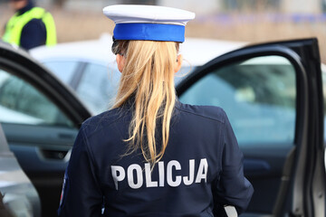 Blond policjantka w białej czapce służbowej. Drogówka.  - obrazy, fototapety, plakaty