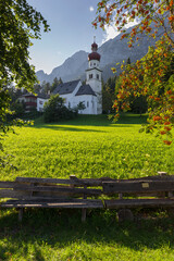 Kirche St. Martin, Vogelbeerbaum, Gnadenwald, Halltaler Kette, Tirol, Österreich