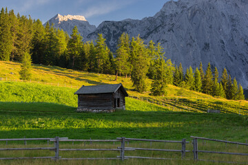 Hütte auf der Walder Alm, Karwendel, Tirol, Österreich