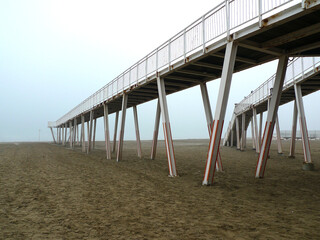 Passerelle métallique sur la plage du Lido à Venise