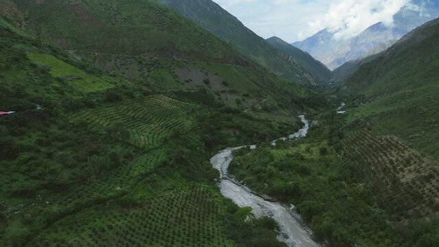 Sierra peruana, monta&ntilde;a entre r&iacute;os