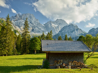Fototapeta na wymiar Hütte auf der Rontalalm, nördliche Karwendelkette, Tirol, Österreich