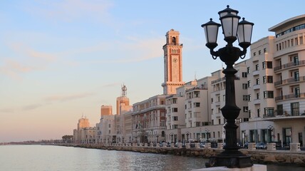 Vue panoramique sur le Lungomare de la ville de Bari (quartier Madonnella), au bord de la mer Adriatique, avec la tour du palazzo Presidenza regione Puglia / Conseil régional des Pouilles (Italie)