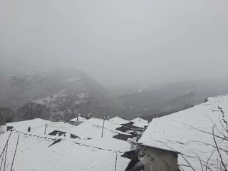 Aldea cubierta de nieve en Folgoso do Courel, Galicia