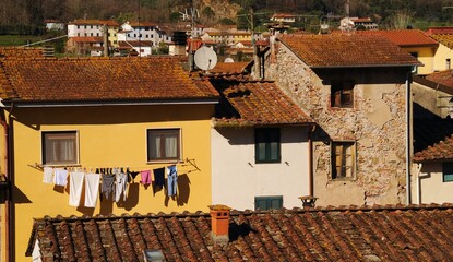 Vecchie case a corte con panni stesi alle finestre, Italia