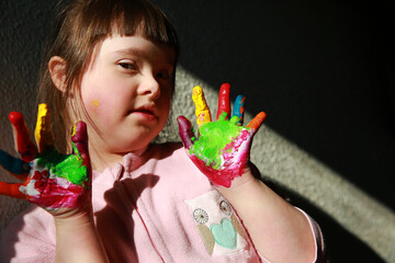 Cute little girl with painted hands - 757589363