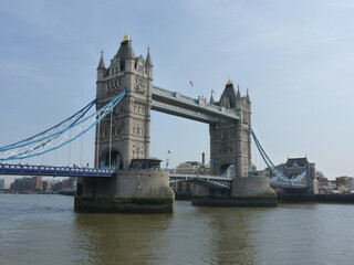 Fototapeta na wymiar Le Tower Bridge à Londres sur la Tamise