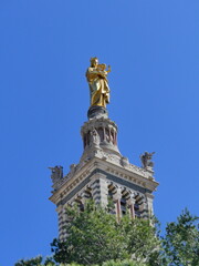 Fototapeta na wymiar Statue dorée de la basilique Notre-Dame de la Garde à Marseille