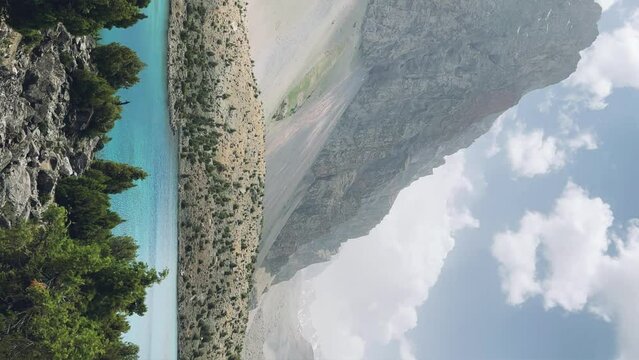 The Alaudin (Chapdara) lakes, lying at an altitude of 2800 m, are considered one of the most beautiful lakes of the Fan Mountains. Turquoise mountain lake. Pamiro-Alai. Tajikistan, Pamir 4K