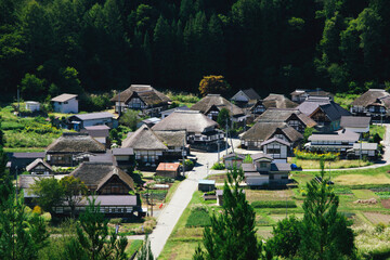 伝統的な曲家が多数残る山里の集落、南会津町「前沢曲家集落」 © 直樹 市村