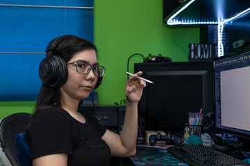 Mujer mediana edad latina con lentes trabajando en su cuarto