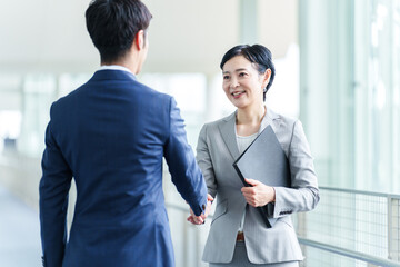 握手をするビジネスウーマン