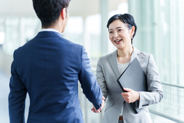 握手をするビジネスウーマン