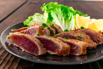 まぐろカツ　断面　皿盛り　Tuna cutlet