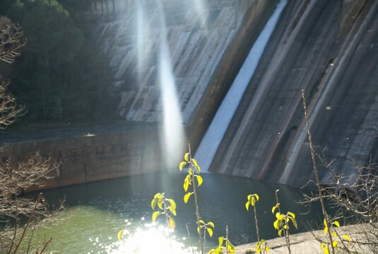 Effect of the sun on the water of the Sobron reservoir
