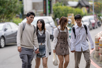 Scenery of four Taiwanese college students walking while talking in the nature of the Maokong, a tourist attraction in Wenshan District, Taipei City, Taiwan 台湾台北市文山区の観光名所の猫空の自然の中を台湾人の大学生の男女四人が話しながら歩く風