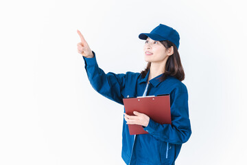 点検をする作業服姿の女性