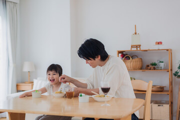 娘と仲良くご飯を食べるパパ