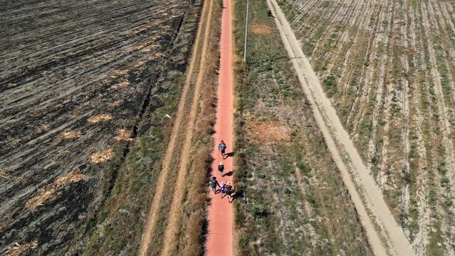 caminantes personas peregrinos sobre camino largo a Talpa de Allende Jalisco Municipio mexicano tradici&oacute;n y cultura cat&oacute;lico tierra para senderistas y excursiones naves de cultivos