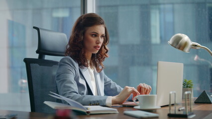 Fototapeta na wymiar Business woman shocked failure reading bad news at laptop office close up. 