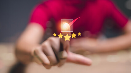 A person is pointing at a star rating system with a red background - obrazy, fototapety, plakaty