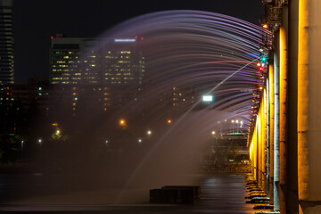 Long-exposure view of the fountain at the bridge in the night