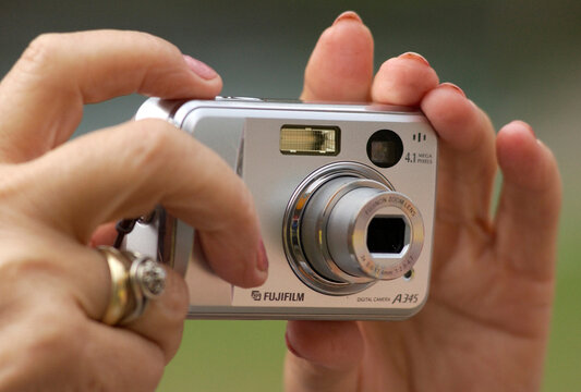 Digital compact camera