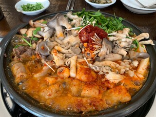 돼지고기 소고기 내장 스프 야채 채소 요리 한국 스튜