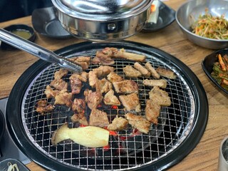 삼겹살 숯불 고기구이 돼지고기 식당 화로구이 숯 바베큐