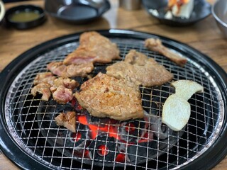 삼겹살 숯불 고기구이 돼지고기 식당 화로구이 숯 바베큐