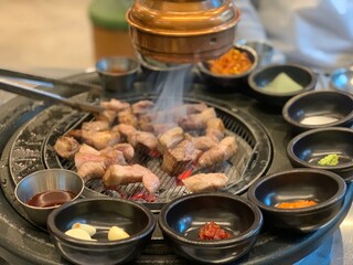삼겹살 숯불 고기구이 돼지고기 식당 화로구이 숯 바베큐
