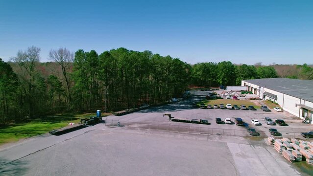 Hotshot trucking transportation. Pickup truck driver with goosneck flatbed trailers waiting to get loaded at shipper. Georgia. Non CDL