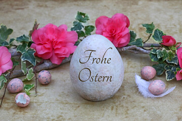 Grußkarte Frohe Ostern: Osterei mit der Inschrift Frohe Ostern mit Wachtelkeiern und Blumen.