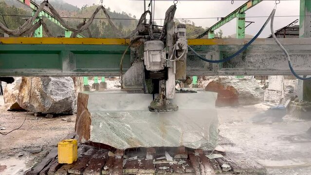 Bridge saw marble cutting machinery sawing marble blocks in factory