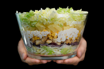 Sałatka hawajska z kurczakiem ułożona warstwowo w szklanej misce © Paweł Kacperek